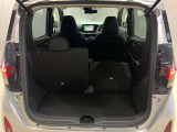 後部座席は分割でシートを倒すことができます。大きな荷物、ゴルフバックも積めます。上質で広々とした室内だから、みんなが心地よく車内で快適に過ごせます♪