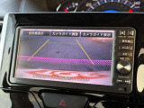 【バックカメラ】駐車時に後方がリアルタイム映像で確認できます。大型商業施設や立体駐車場での駐車時や、夜間のバック時に大活躍!運転スキルに関わらず、今や必須となった装備のひとつです!