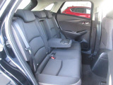 後部座席も広々スペースです。大きな座面でリクライニング無しでもゆったりロングドライブをお楽しみいただけます。