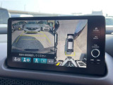 マルチビューカメラ装備。車を上空から見下ろしたような映像や状況に応じた映像をナビ画面に表示します。