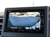 バックをするとき自動でリアの様子が映る『リアカメラ』付き!画面で確認しながらバックができますから安心ですね。でも、目視も大切ですよ!安全第一でお願いします!