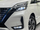 【LEDヘッドライト】悪天候や夜間走行時も良好な視界を確保し安心して運転できる高輝度LEDヘッドライトを装備!点灯速度が早く、消費電力も抑えられています。