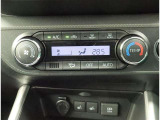 オートエアコンを装備しておりますので、四季を通じて車内を快適な温度に保つことが出来ます!高級感が有りますね!
