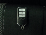 スマートキー付!キーを取り出さなくてもドアロックの施錠・開錠、エンジンの始動が出来ます!雨の日や荷物の多い日にとても便利ですね♪