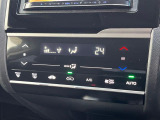 【オートエアコン】一度お好みの温度に設定すれば、車内の温度を検知し風量や温度を自動で調整。暑い&hellip;寒い&hellip;と何度もスイッチ操作をする必要はありません。快適な車内空間には必須の機能ですね♪