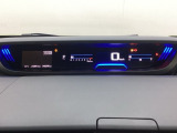 デジタル表示のスピードメーターとタコメーターを大きく配した見やすいメーター部になっています。左側のインフォメーション画面でオドメーターや燃費などの情報を確認できます。