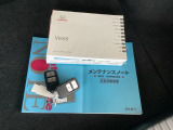メンテナンスノート【整備記録簿】、取説も揃っています。スマートキーはバッグなどにしまったままボタン操作でエンジンの始動・停止ができて大変便利です。