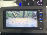 【バックカメラ】駐車時に後方がリアルタイム映像で確認できます。大型商業施設や立体駐車場での駐車時や、夜間のバック時に大活躍!運転スキルに関わらず、今や必須となった装備のひとつです!