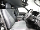 ゆったり室内で運転もしやすいです♪使い勝手の良い配置も考えられています!!