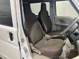 前席のフロアに障害物がなく足元に広いスペースを確保。運転席、助手席間を自由に移動できるので、ドライバーが助手席ドアから乗り降りする際にも、スムースに移動できます!