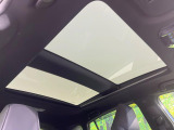 【パノラマルーフ】大型のガラスルーフ搭載で車内の解放感が一気にアップ!開放的なドライブをお楽しみいただけます。