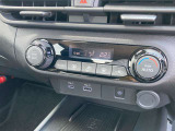 オートエアコンです!ボタンでの簡単な操作で室内を快適な温度にしてくれますので、夏場や冬場でも快適なドライブができます!
