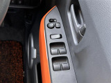 【電動格納ミラー】運転席のスイッチで、ドアミラーの開閉や角度の調整ができます。