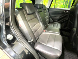 後部座席も気になるようなキズ・汚れやへたり等、大きなダメージはなく、良好な状態です。