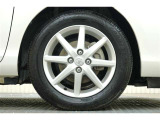 スタイリッシュな純正アルミホイールで毎日のお出かけが楽しくなりますね!