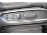 運転席にはパワーシートが搭載されておりますのでお好みの角度に微調整可能です!!
