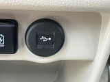 【USB電源ソケット】携帯電話などの充電にも便利です◎