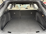ラゲッジルームは、大容量のスペースを確保。普段のお買い物からレジャーまで、幅広く活躍してくれます!また、リアシートを倒すことでバリエーション豊かにお使いいただけます。