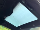 【ガラスルーフ】ガラスルーフ搭載で車内の解放感が一気にアップ!開放的なドライブをお楽しみいただけます。