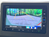 【バックカメラ】駐車時に後方がリアルタイム映像で確認できます。大型商業施設や立体駐車場での駐車時や、夜間のバック時に大活躍!運転スキルに関わらず、今や必須となった装備のひとつです!