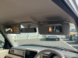 【便利】サンバイザーの裏側にミラーを装備♪車の中でメイク直しや身だしなみチェックができますよ◎運転席側にはうさぎマークが出てきますよ☆さりげなくかわいいんです☆