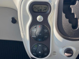 【オートエアコン】一度お好みの温度に設定すれば、車内の温度を検知し風量や温度を自動で調整。暑い&hellip;寒い&hellip;と何度もスイッチ操作をする必要はありません。快適な車内空間には必須の機能ですね♪