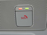 急病時や危険を感じた時、SOSコールスイッチを押すと専門のオペレータに繋がって、警察や消防への連携をサポートしてくれます。また、万が一の事故発生時には、エアバッグ展開と連動して自動通報します。