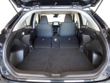 セカンドシートを倒した状態です。セカンドシートは独立可倒、荷物に合わせてラゲッジスペースをアレンジできます。