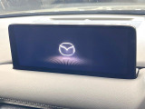 【10.25インチマツダコネクト】車内の雰囲気にマッチした大型ディスプレイ。スマホ接続でのナビ使用やBluetooth再生等、様々な機能が楽しめます。直感的なダイヤル操作が可能で、使い勝手も良好です。
