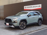 RAV4アドベンチャーです。どんな道も走れるタフさと洗練デザインを両立。街もアウトドアも気的に楽しめる、自由な冒険を叶える一台です!
