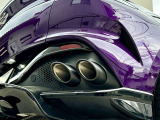 Q by Aston Martinによる特別仕立て。Storm Purple(Qスペシャルペイント)の専用カラ-を纏い、全ての仕様を専任デザイナ-が手掛けた、量産モデルとは一線を画す大変希少な唯一無二のDBX707です。(※左ハンドル仕様)
