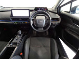 革巻きステアリングで快適な操作性の運転席です。