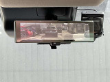 インテリジェントルームミラーです。人や物で視界が遮られてても、車体後部のカメラ映像に切り替えることにより、クリアな後方視界を実現しています。