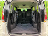 後席を跳ね上げると、これだけの広さが!シーンに合わせたシートアレンジで、大きな荷物も積むことが出来ます♪