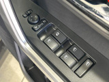 【電動格納ミラー】サイドミラーは電動格納式となっており、狭い駐車場でもキズがつくリスクを抑えられます。