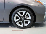 純正のアルミホイール装着車です。タイヤサイズは215/45R17です。