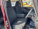 運転席まわりには十分なスペースがあり、大柄な方でもゆったり運転していただける環境です。