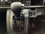 CVT車のセレクトレバーです。低速から高速まで、変速ショックのないスムーズな走りと、エンジン効率のよい領域を維持して燃費にも貢献します。サイドブレーキはスイッチ操作の電子制御パーキングブレーキです。
