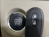 【キーレススタートシステム】カバンやポケットに入れたままでもドアの施錠・解錠が可能なスマートキーを装備。エンジンのオン・オフ時もカギを取り出す必要が無いからとっても便利です♪