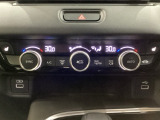 オートエアコンがついてます。左右独立で温度設定のできるデュアルオートエアコンです。パネル内のシートヒータースイッチは前席の左右別々に3段階で温度設定ができます。
