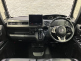 操作性に優れた運転席となります!小物入れや各ボタンの配置にこだわり、使いやすいです!座り心地もよく視認性も良好なのでロングドライブもお任せ下さい!
