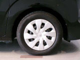 純正のスチールホイール+ホイールキャップ装着車です。