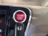 【Hondaスマートキー】カバンやポケットに入れたままでもドアの施錠・解錠が可能なスマートキーを装備。エンジンのオン・オフ時もカギを取り出す必要が無いからとっても便利です♪