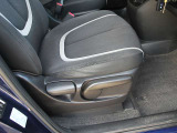 清潔感のあるグレー系の配色が、室内の上質さを引き立てます。 Clean gray patterns enhance the high-quality feel of the interior.