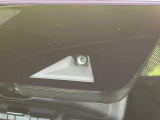 【エマージェンシーブレーキ】走行中に前方の車両等を認識し、衝突しそうな時は警報とブレーキで衝突回避と被害軽減をアシスト。より安全にドライブをお楽しみいただけます。