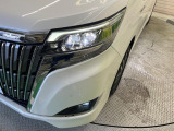 【LEDヘッドライト】悪天候や夜間走行時も良好な視界を確保し安心して運転できる高輝度LEDヘッドライトを装備!点灯速度が早く、消費電力も抑えられています。