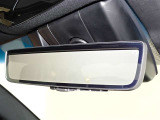 デジタルインナーミラーを装備してます。後部座席の人や大きな荷物で後方の視界を遮られることがありません。