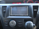 後退時の死角を映し出し、駐車を安全にサポートします。 Rearview camera helps you park safely by showing blind spots.