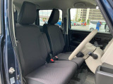 【フロントシート】高めのヒップポイントで見晴らしが良く、運転もしやすいですよ◎運転席アームレストがついているので長距離運転時の疲労軽減になりますよ◎