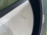 【ブラインドスポットモニター】走行中、ドアミラーの死角になりやすい箇所に後続車が接近するとサイドミラーのレンズに警告を表示!ドライバーに注意喚起をしてくれます。